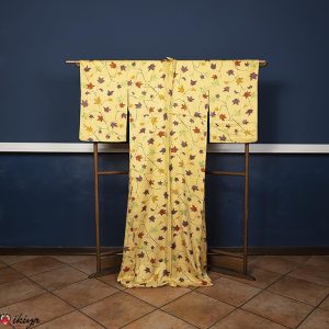 Kimono komon vintage giallo con motivo di foglie d’acero