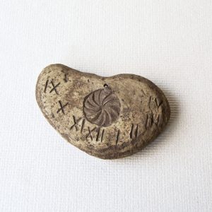 Orologio solare in pietra lauriana