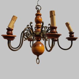 lampadario vintage in legno e metallo