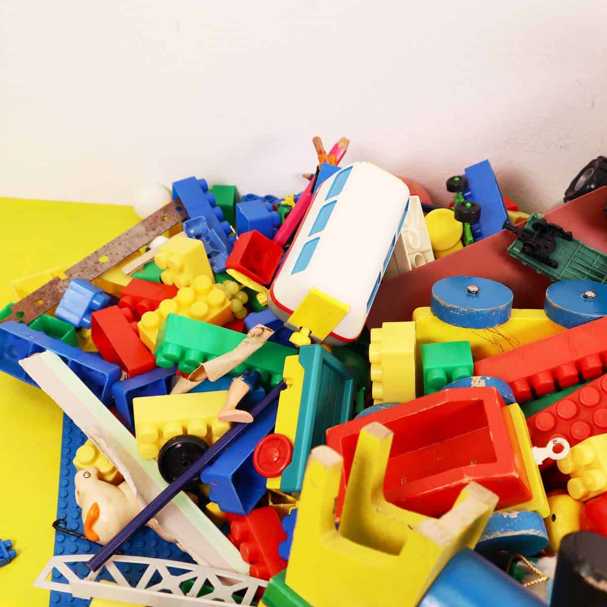 Colorato lotto di costruzioni e giochi per bambini - immagine 3